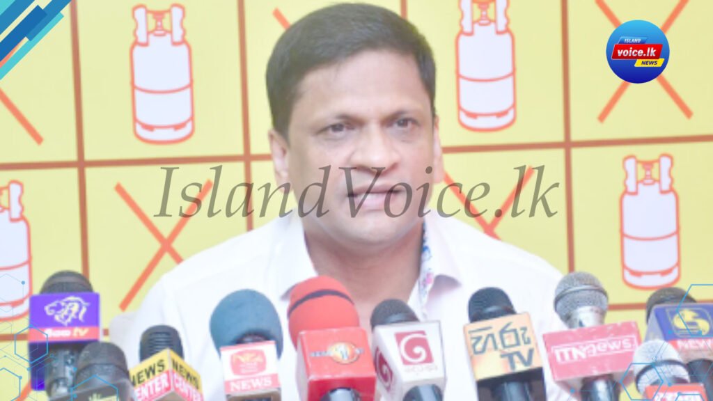 රටේ මිනිස්සු ණය නොකරන බව මැතිවරණ වේදිකාවේ ප්‍රකාශ කළත් අනුර කුමාර දිසානායක ජනාධිපතිතුමා පසුගිය දින කිහිපය තුළ බිලියන හාරසීයකට වඩා ණය ලබාගෙන ජනතාව ණය කර ඇති බවත් ඔවුන්ගේ ආර්ථික වැඩපිළිවෙළ අලුත් එකක් නොවන බව හිටපු පාර්ලිමේන්තු මන්ත්‍රී නිමල් ලාන්සා මහතා ප්‍රකාශ කොට තිබේ.